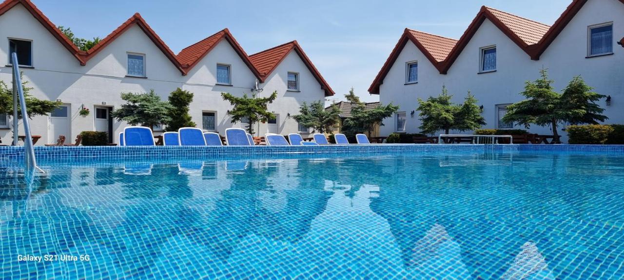 Aqua Fun Domki Z Basenem Darlowo Exterior photo